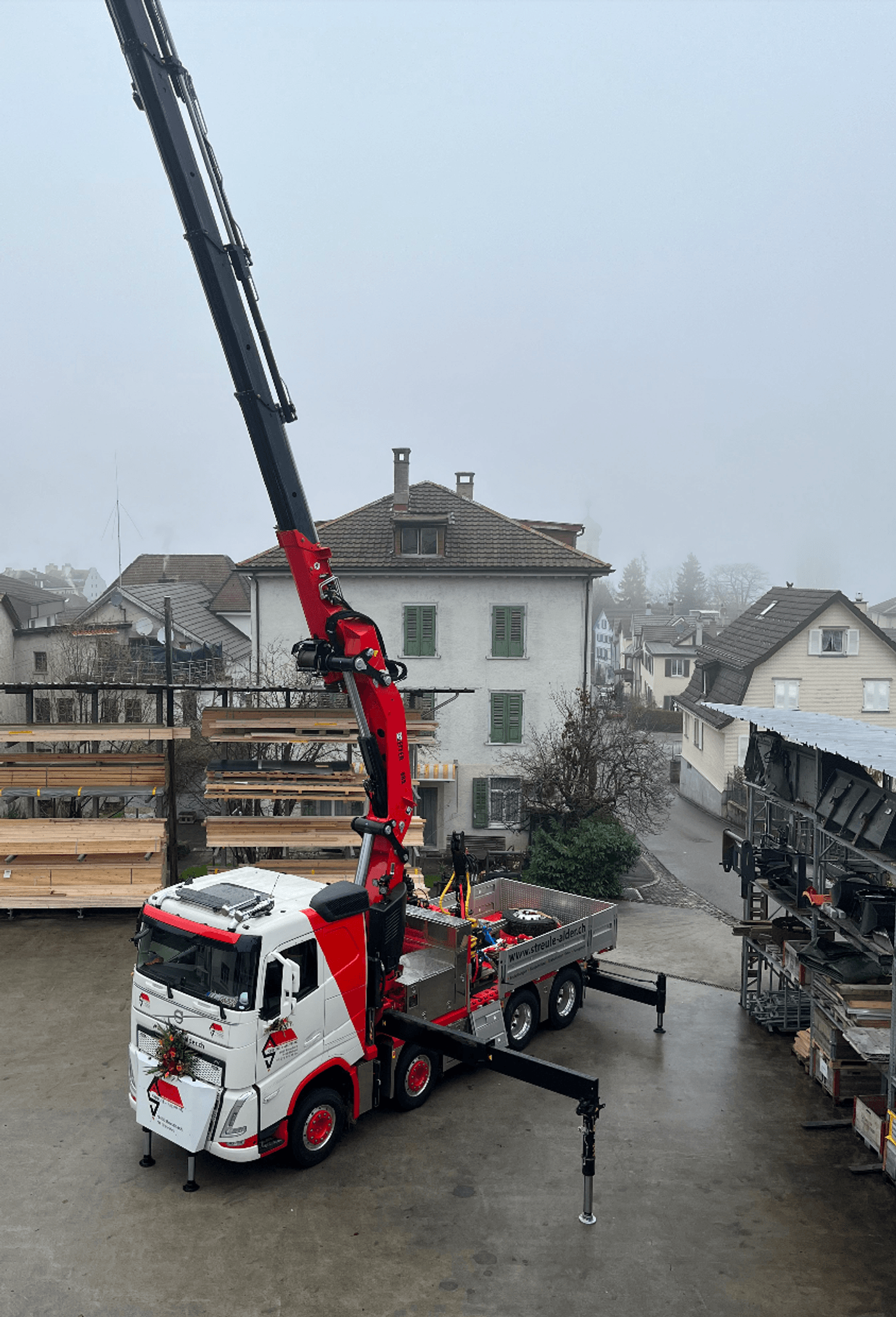 Neuer LKW mit Ladekran.png